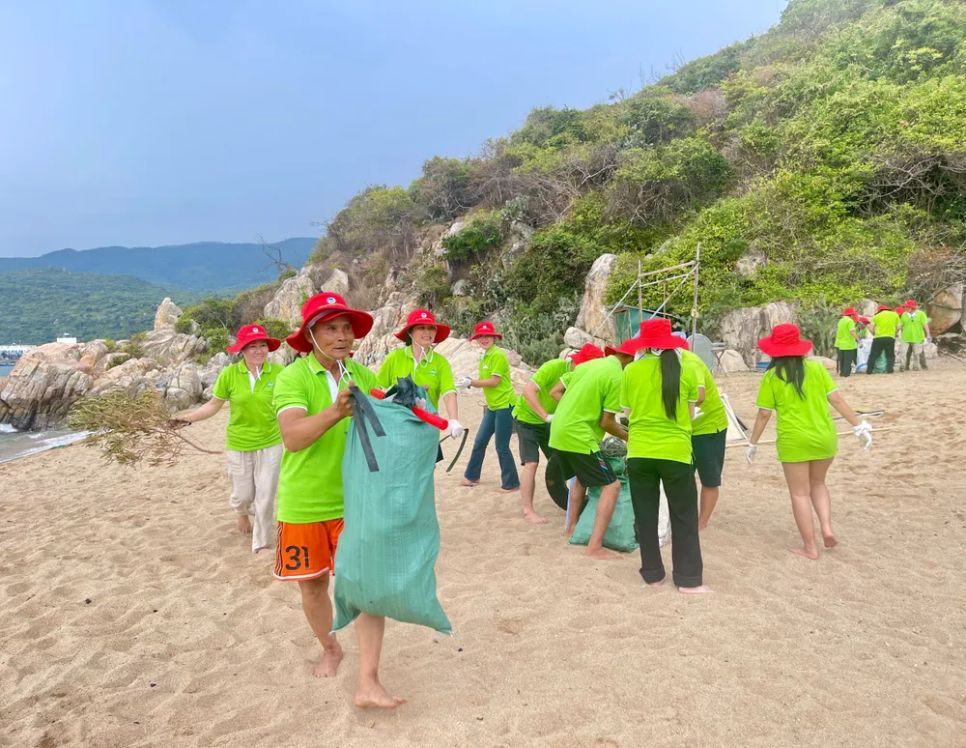 Các thành viên Công ty VWS thu gom rác, làm sạch bãi biển trên Bãi Cóc thuộc vịnh Vĩnh Hy
