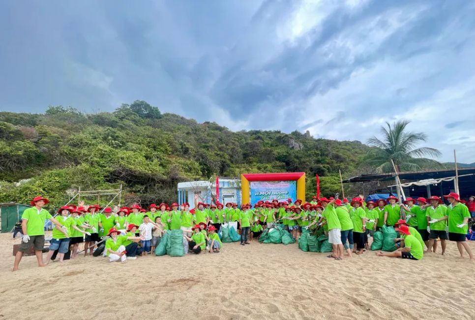 Sau một thời gian ngắn, Bãi Cóc thuộc vịnh Vĩnh Hy đã được các thành viên Công ty VWS dọn dẹp sạch sẽ