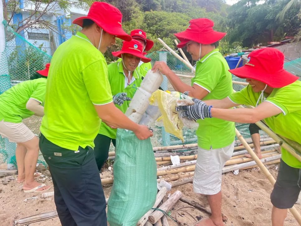 VWS đưa 400 gia đình công nhân viên nghỉ dưỡng và chung tay làm sạch bãi biển Vĩnh Hy