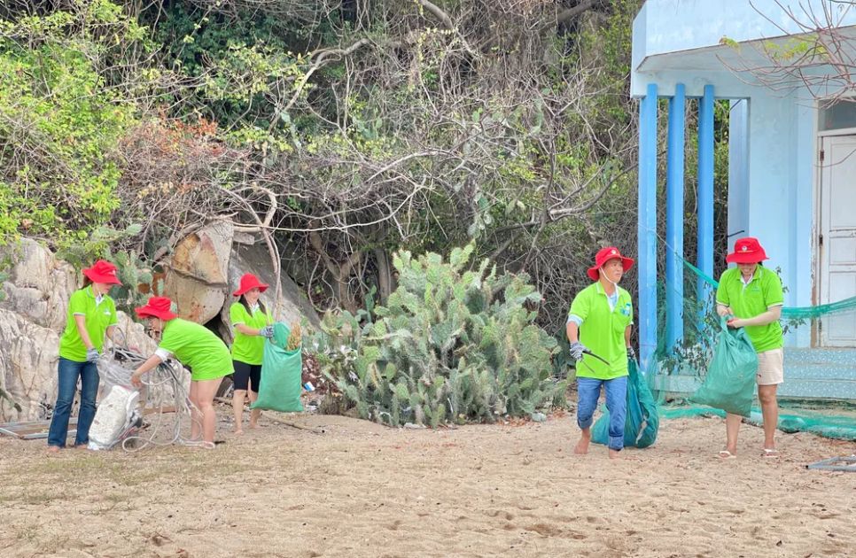 VWS đưa 400 gia đình công nhân viên nghỉ dưỡng và chung tay làm sạch bãi biển Vĩnh Hy