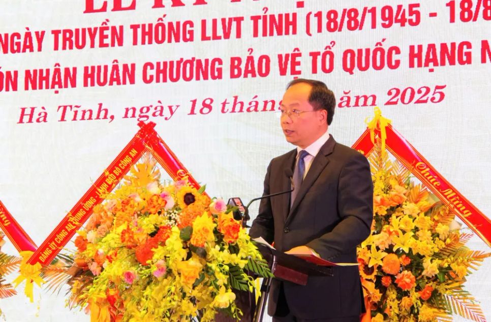 Đồng chí Nguyễn Duy Lâm, Bí thư Tỉnh ủy, Bí thư Đảng ủy Quân sự tỉnh Hà Tĩnh trình bày diễn văn lễ kỷ niệm Đồng chí Nguyễn Duy Lâm, Bí thư Tỉnh ủy, Bí thư Đảng ủy Quân sự tỉnh Hà Tĩnh trình bày diễn văn lễ kỷ niệm