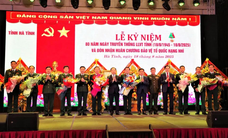 Tặng hoa chúc mừng Bộ Chỉ huy Quân sự tỉnh Hà Tĩnh Tặng hoa chúc mừng Bộ Chỉ huy Quân sự tỉnh Hà Tĩnh