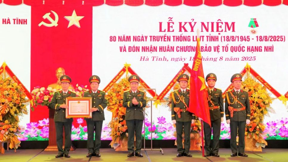 Thừa ủy quyền của Chủ tịch nước, Thiếu tướng Đoàn Xuân Bường, Bí thư Đảng ủy, Chính ủy Quân khu 4 trao Huân chương bảo vệ Tổ quốc hạng Nhì tặng LLVT tỉnh Hà Tĩnh Thừa ủy quyền của Chủ tịch nước, Thiếu tướng Đoàn Xuân Bường, Bí thư Đảng ủy, Chính ủy Quân khu 4 trao Huân chương bảo vệ Tổ quốc hạng Nhì tặng LLVT tỉnh Hà Tĩnh