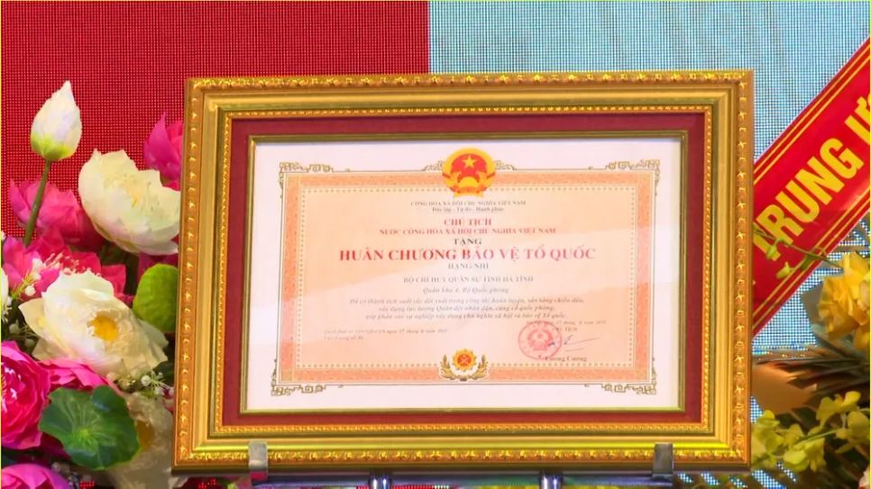 Trao tặng Huân chương Bảo vệ Tổ quốc hạng nhì cho Bộ Chỉ huy Quân sự tỉnh Hà Tĩnh Trao tặng Huân chương Bảo vệ Tổ quốc hạng nhì cho Bộ Chỉ huy Quân sự tỉnh Hà Tĩnh