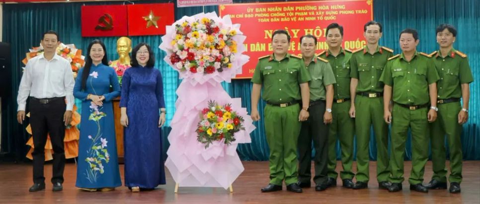 Lãnh đạo phường Hòa Hưng tặng hoa chúc mừng ngày hội