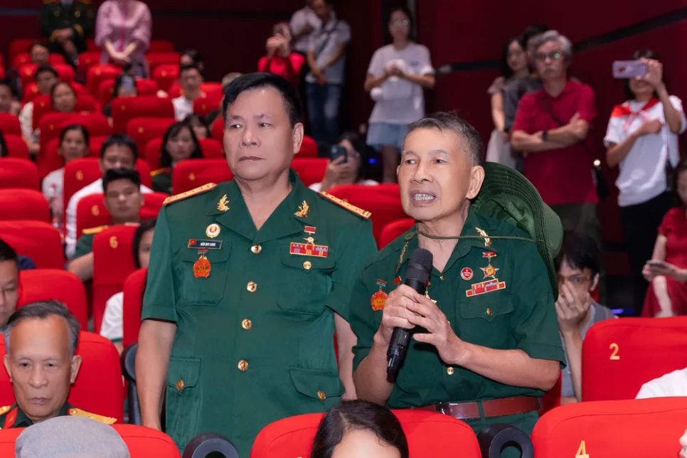 Các cựu chiến binh của Thành Cổ Quảng Trị năm xưa là khách mời đặc biệt của buổi chiếu đặc biệt phim Mưa đỏ Các cựu chiến binh của Thành Cổ Quảng Trị năm xưa là khách mời đặc biệt của buổi chiếu đặc biệt phim Mưa đỏ