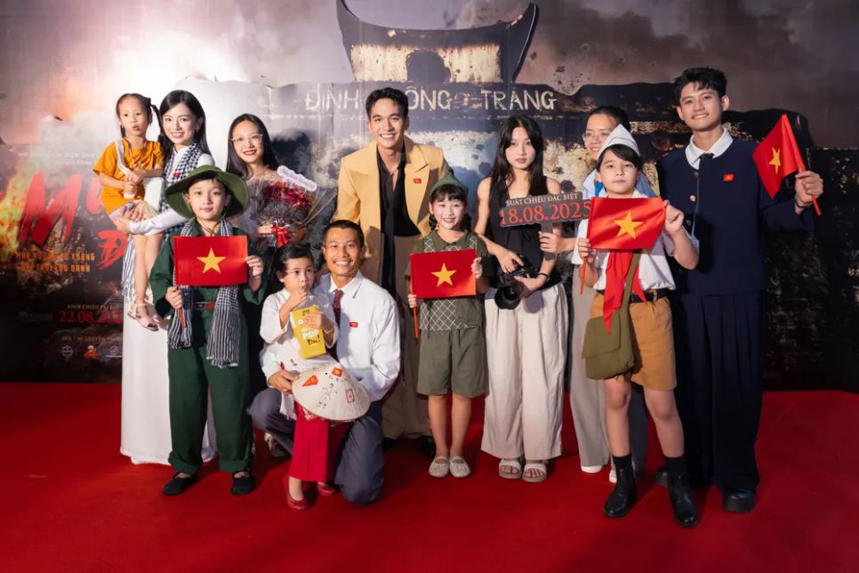 Các nghệ sĩ tham dự Mưa đỏ chụp ảnh cùng khán giả trong suất chiếu đặc biệt Các nghệ sĩ tham dự Mưa đỏ chụp ảnh cùng khán giả trong suất chiếu đặc biệt