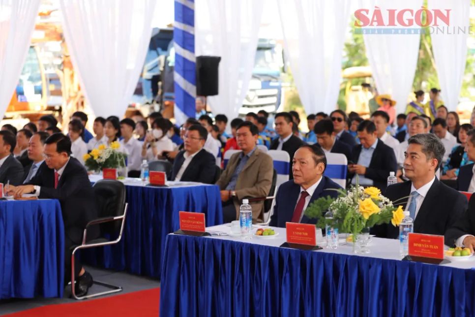 Các đại biểu tham dự lễ khởi công. Ảnh: ĐOÀN KIÊN Các đại biểu tham dự lễ khởi công. Ảnh: ĐOÀN KIÊN