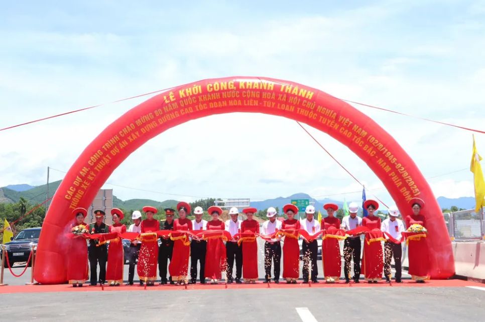 Các đại biểu thực hiện nghi thức. Ảnh: PHẠM NGA Các đại biểu thực hiện nghi thức. Ảnh: PHẠM NGA