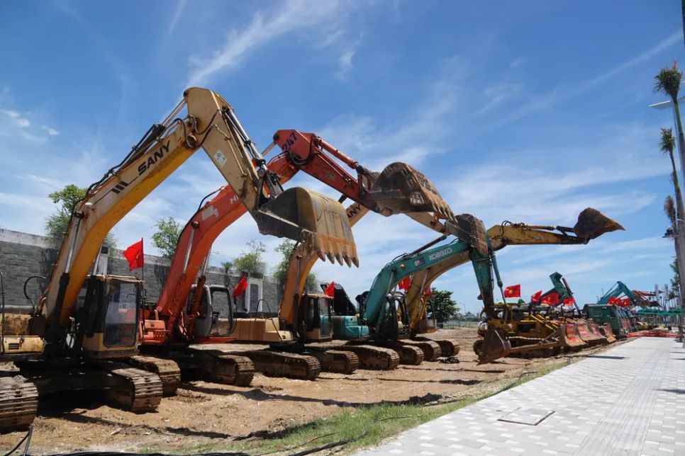 Các thiết bị máy lu, máy xúc đã sẵn sàng thi công công trình. Ảnh: XUÂN QUỲNH Các thiết bị máy lu, máy xúc đã sẵn sàng thi công công trình. Ảnh: XUÂN QUỲNH