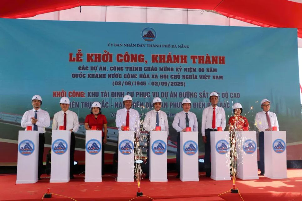 Lãnh đạo địa phương ấn nút khởi động dự án Khu tái định cư phục vụ Dự án đường sắt trên trục Bắc – Nam. Ảnh: NGUYỄN CƯỜNG Lãnh đạo địa phương ấn nút khởi động dự án Khu tái định cư phục vụ Dự án đường sắt trên trục Bắc – Nam. Ảnh: NGUYỄN CƯỜNG