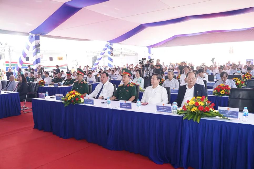 Các địa biểu dự lễ khởi công. Ảnh: XUÂN TRUNG