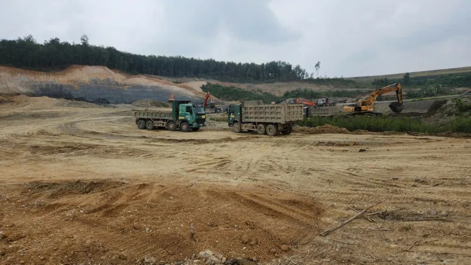 Ngay sau khi khởi công đơn vị thi công triển khai thực hiện dự án. Ảnh: XUÂN TRUNG