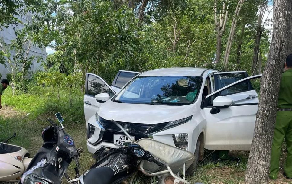Phá cửa xe ô tô, khống chế 4 đối tượng nghi sử dụng ma túy và chống người thi hành công vụ