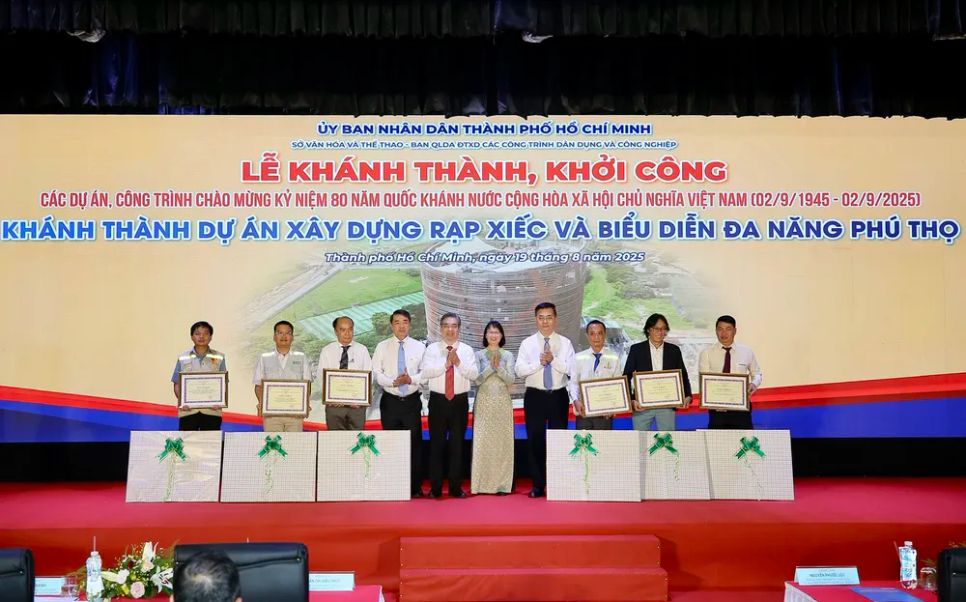 Lãnh đạo Thành phố trao giấy khen cho các cá nhân, tập thể đạt thành tích hoàn thành xuất sắc trong thực hiện dự án xây dựng Rạp xiếc và biểu diễn đa năng Phú Thọ. Ảnh: DŨNG PHƯƠNG