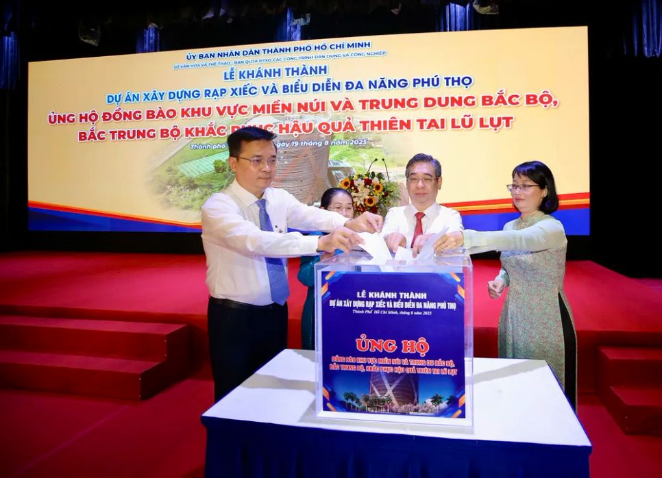 <p> Lãnh đạo Thành phố đóng góp ủng hộ đồng bào khu vực miền núi và trung du Bắc bộ, Bắc Trung bộ khắc phục hậu quả thiên tai lũ lụt. Ảnh: DŨNG PHƯƠNG </p>