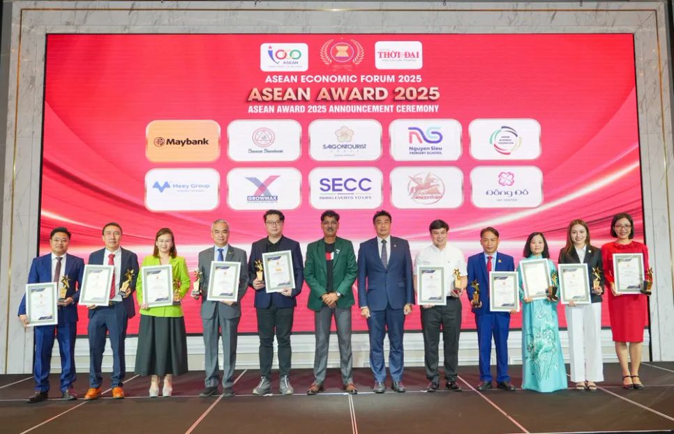 Đại diện Công ty TNHH Nhà nước MTV Yến sào Khánh Hòa (thứ 9 từ trái sang) nhận giải thưởng