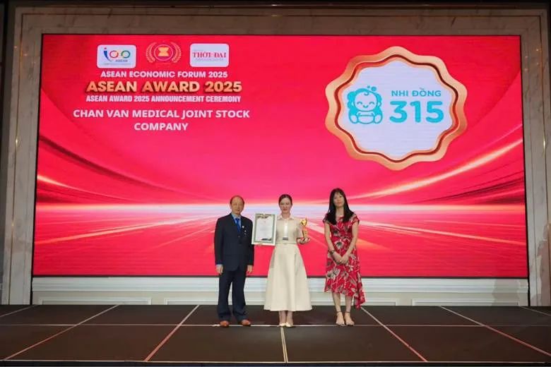 Đại diện Hệ thống Y tế Nhi đồng 315 trong buổi lễ trao Giải thưởng Doanh nghiệp tiêu biểu ASEAN 2025