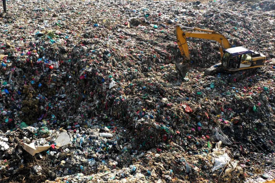 Rác thải nhựa được đưa vào bãi chôn lấp tại Malaysia. Ảnh: EIA