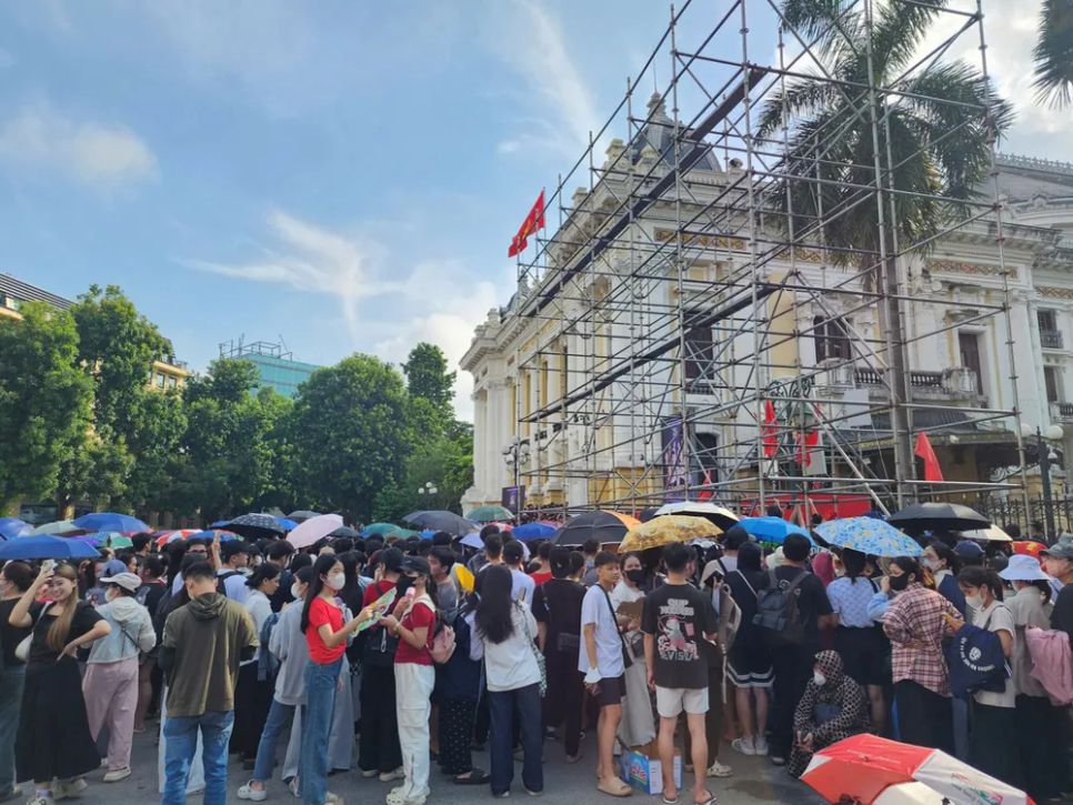 Lực lượng cảnh sát giao thông có mặt từ 6 giờ để phân luồng, song lượng người đổ về mỗi lúc một đông khiến tình hình trở nên quá tải