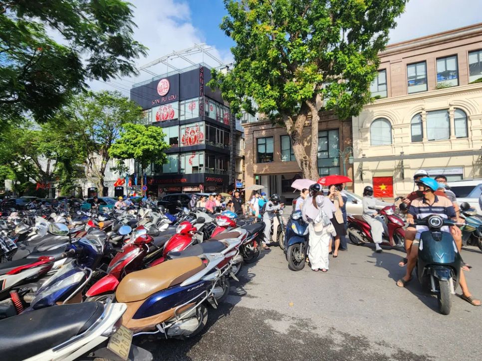 Xe máy xếp kín vỉa hè và tràn xuống lòng đường quanh khu vực Nhà hát Lớn Hà Nội