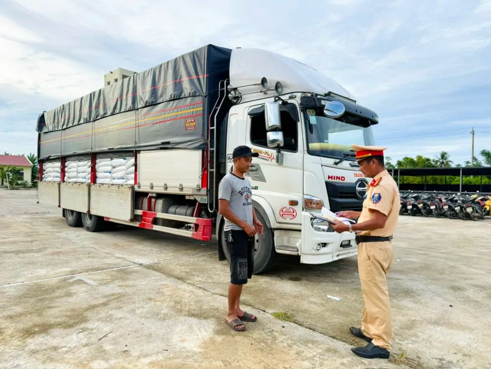 Phát hiện xe tải chở 30 tấn đường trắng không rõ nguồn gốc