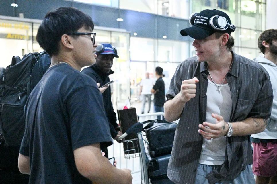 Anh bất ngờ khi fan hâm mộ đứng đợi 5 tiếng tại sân bay Anh bất ngờ khi fan hâm mộ đứng đợi 5 tiếng tại sân bay
