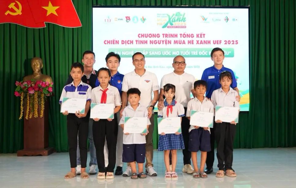 Đại diện Nha khoa Teennie Clinic trao tặng quà cho trẻ em tại xã Đốc Binh Kiều, Đồng Tháp