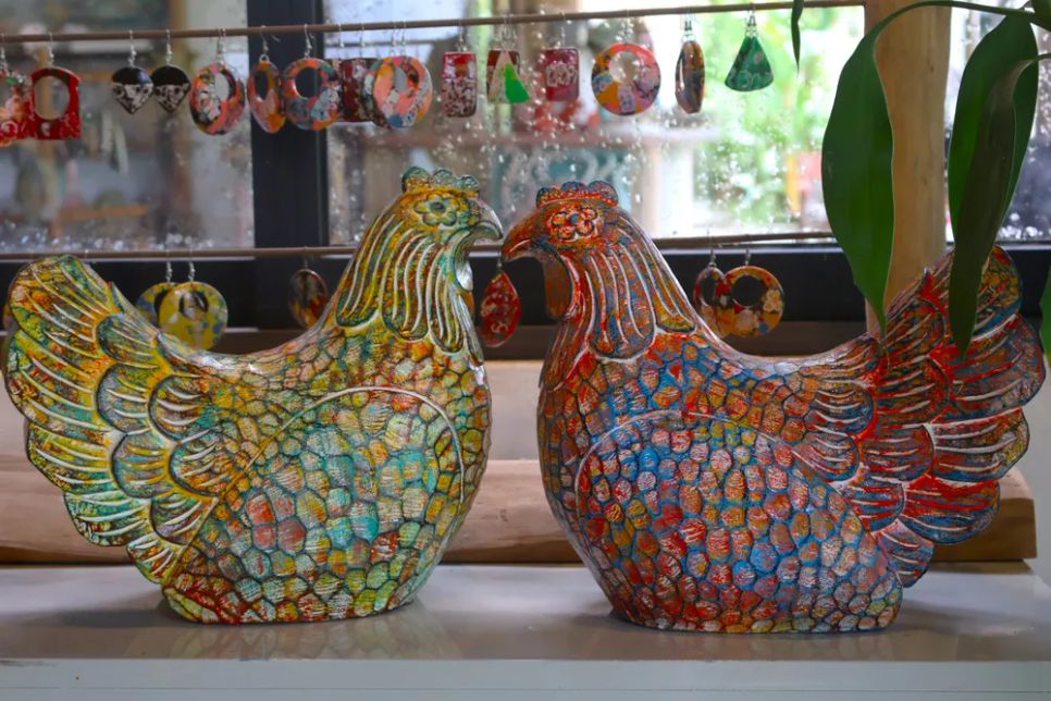 Cặp linh vật gà được chế tác từ những thanh củi khô Cặp linh vật gà được chế tác từ những thanh củi khô