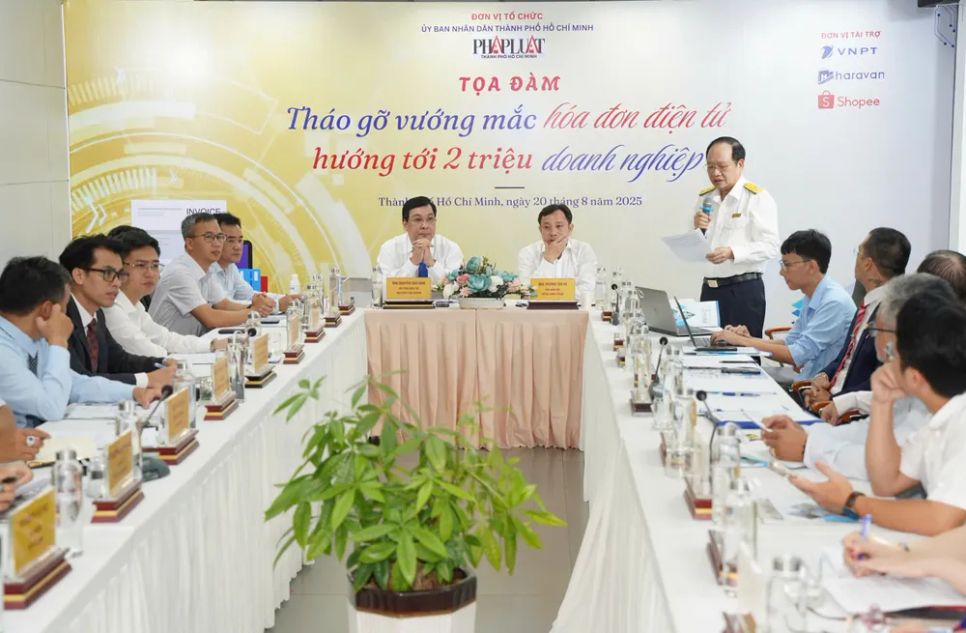 Tọa đàm có sự tham gia của lãnh đạo Sở Tài chính, Thuế TPHCM và các chuyên gia, doanh nghiệp, tiểu thương