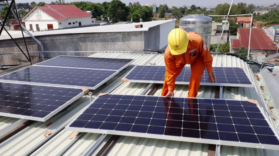 Lắp đặt điện mặt trời mái nhà. Ảnh minh họa