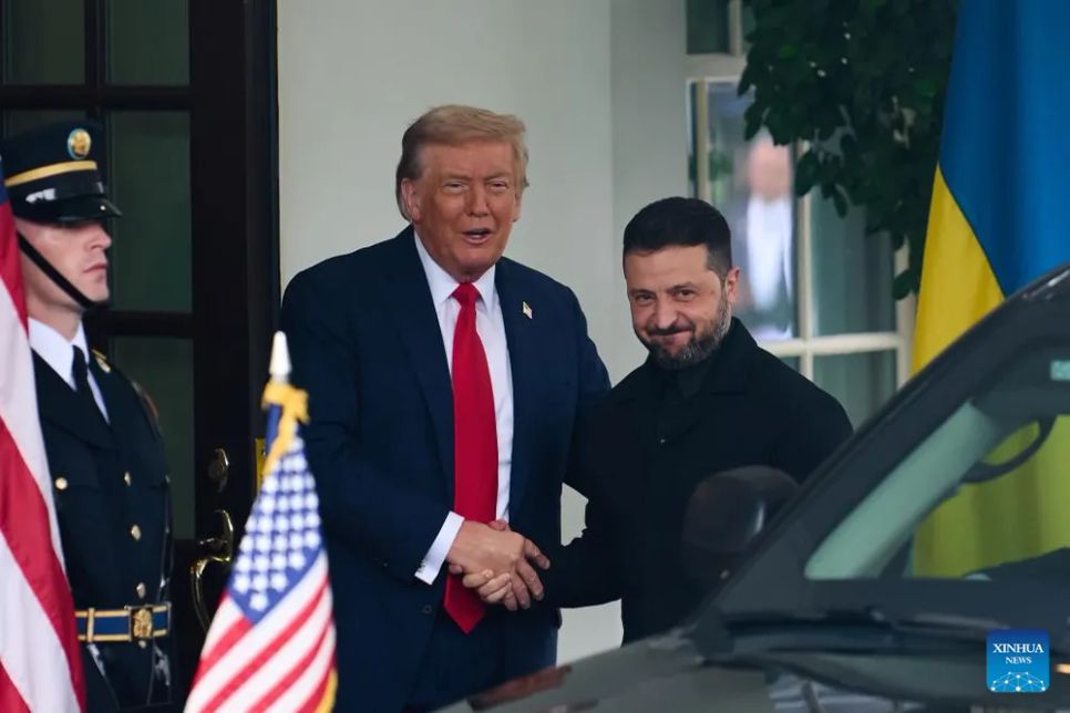 Tổng thống Donald Trump và Tổng thống Ukraine Volodymyr Zelensky gặp nhau tại Nhà Trắng. Ảnh: XINHUA