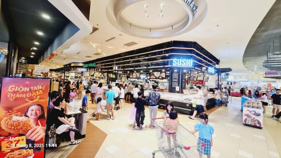 Người tiêu dùng mua sắm tại AEON Mall Tân Phú Celadon, TPHCM, trưa 20-8