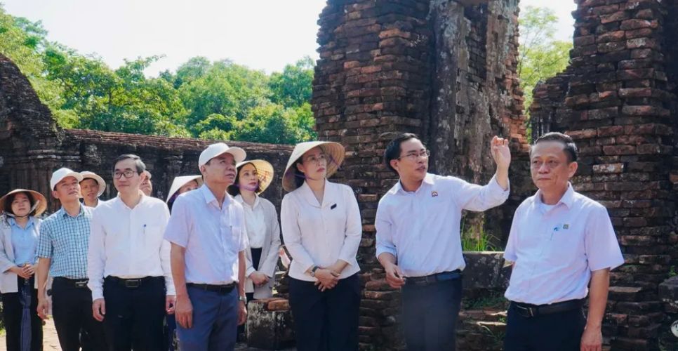 Bà Nguyễn Thị Anh Thi, Phó Chủ tịch UBND TP Đà Nẵng cùng đoàn công tác tham quan Thánh địa Mỹ Sơn Bà Nguyễn Thị Anh Thi, Phó Chủ tịch UBND TP Đà Nẵng cùng đoàn công tác tham quan Thánh địa Mỹ Sơn