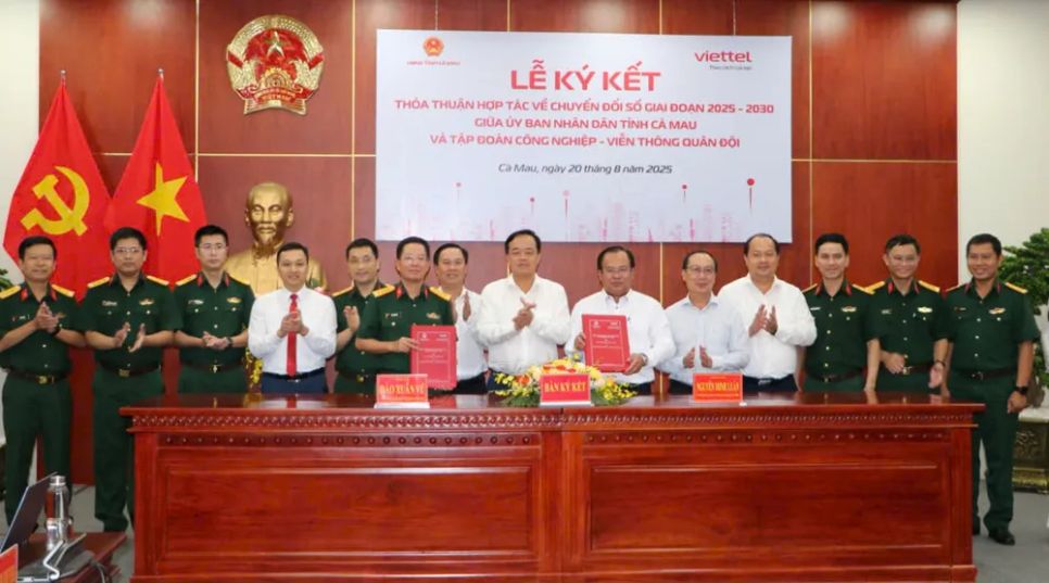 Phó Chủ tịch UBND tỉnh Cà Mau Nguyễn Minh Luân và Phó Tổng giám đốc Tập đoàn Viettel Đào Xuân Vũ ký và trao bản thỏa thuận hợp tác