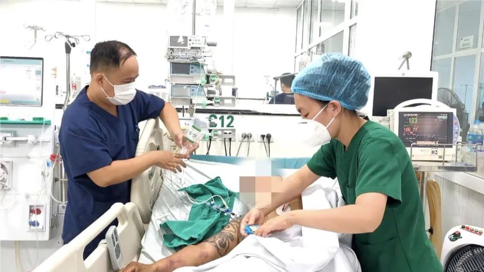 Các bác sĩ đang chăm sóc điều trị cho một nam bệnh nhân bị sốt rét ác tính Các bác sĩ đang chăm sóc điều trị cho một nam bệnh nhân bị sốt rét ác tính
