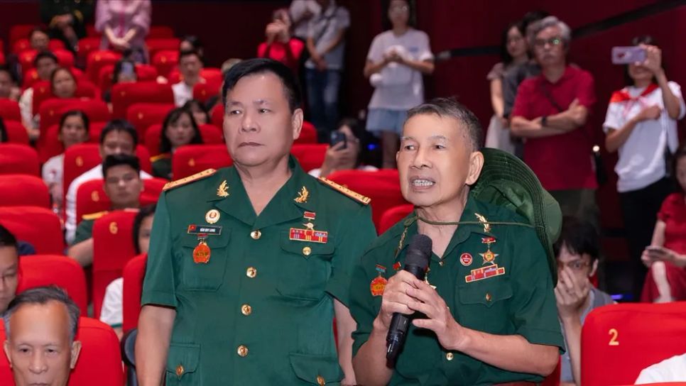 Các cựu binh từng trực tiếp tham gia trận đánh Thành cổ Quảng Trị năm 1972 tham dự buổi công chiếu bộ phim Mưa đỏ tại Hà Nội