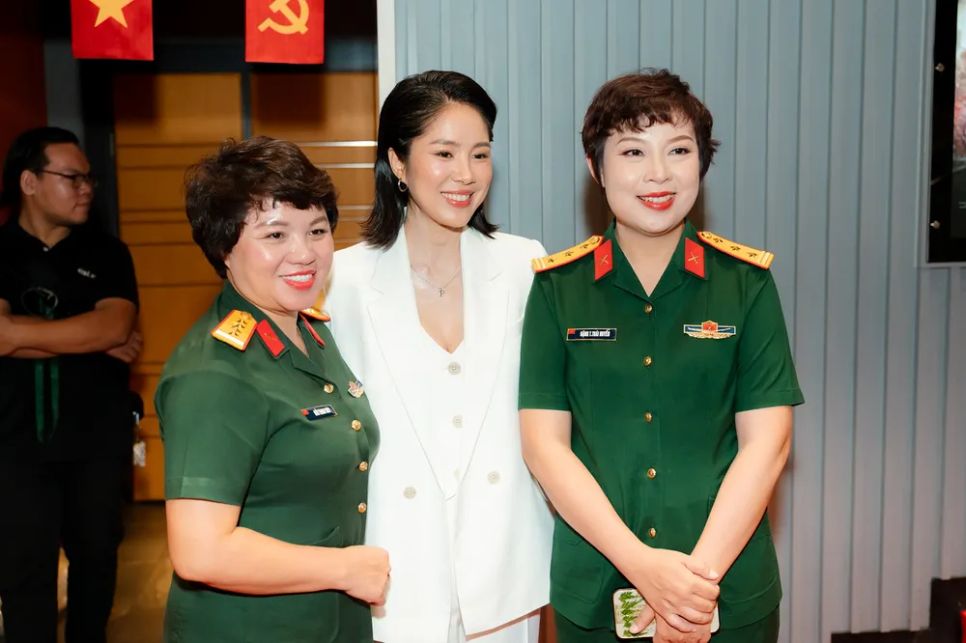 Diễn viên Lê Phương đến chúc mừng đoàn phim