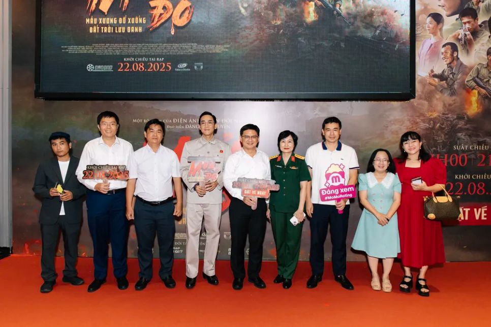 Đồng chí Nguyễn Mạnh Cường chúc mừng buổi ra mắt phim Mưa đỏ tại TPHCM. Ảnh: ĐPCC