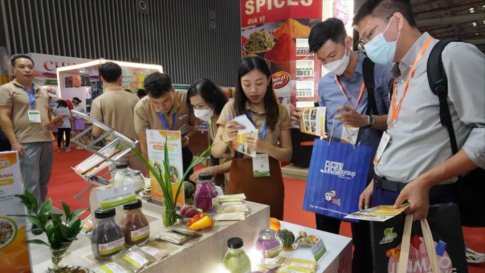 Doanh nghiệp tham quan tìm hiểu sản phẩm tại các gian hàng trong khuôn khổ triển lãm quốc tế ở Trung tâm Hội chợ và Triển lãm Sài Gòn (SECC), phường Tân Hưng, TPHCM. Ảnh: Hoàng Hùng