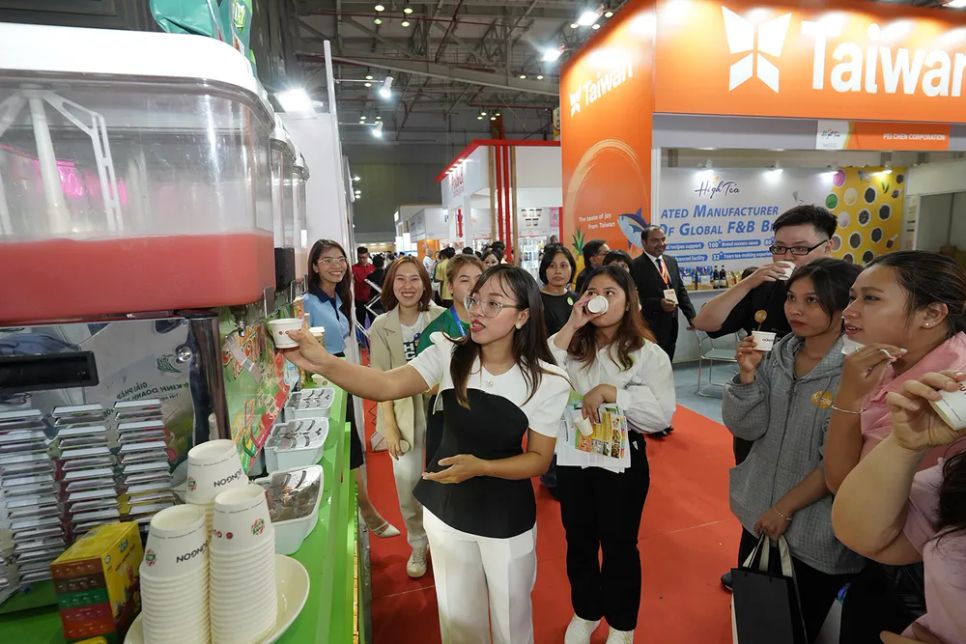 Doanh nghiệp tìm hiểu sản phẩm tại một triển lãm quốc tế ở Trung tâm Hội chợ và Triển lãm Sài Gòn (SECC), phường Tân Hưng, TPHCM. Ảnh: Hoàng Hùng