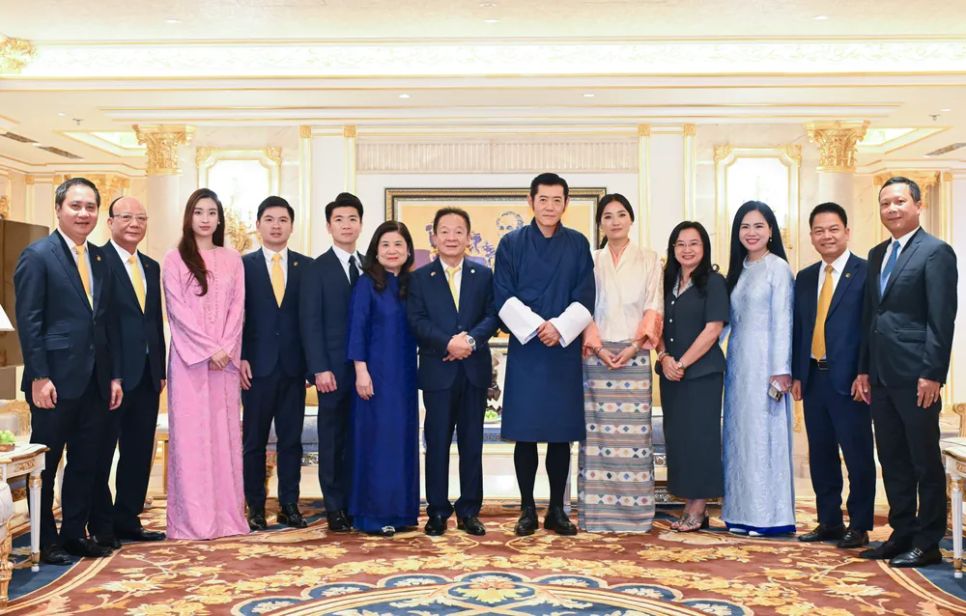 Quốc vương Bhutan cùng Hoàng hậu chụp ảnh lưu niệm cùng lãnh đạo Tập đoàn T&T Group và Ngân hàng SHB