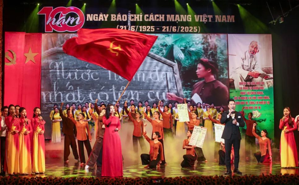 Chương trình ca nhạc nhân Ngày Báo chí cách mạng Việt Nam. Ảnh: NGUYỄN NAM Chương trình ca nhạc nhân Ngày Báo chí cách mạng Việt Nam. Ảnh: NGUYỄN NAM