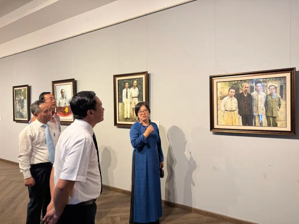 Các đồng chí lãnh đạo, đại biểu tham quan trưng bày chuyên đề