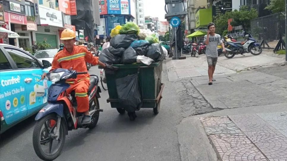 Đơn vị thu gom rác tại đường Nguyễn Trãi, phường Cầu Ông Lãnh, TPHCM. Ảnh: MINH HẢI Đơn vị thu gom rác tại đường Nguyễn Trãi, phường Cầu Ông Lãnh, TPHCM. Ảnh: MINH HẢI