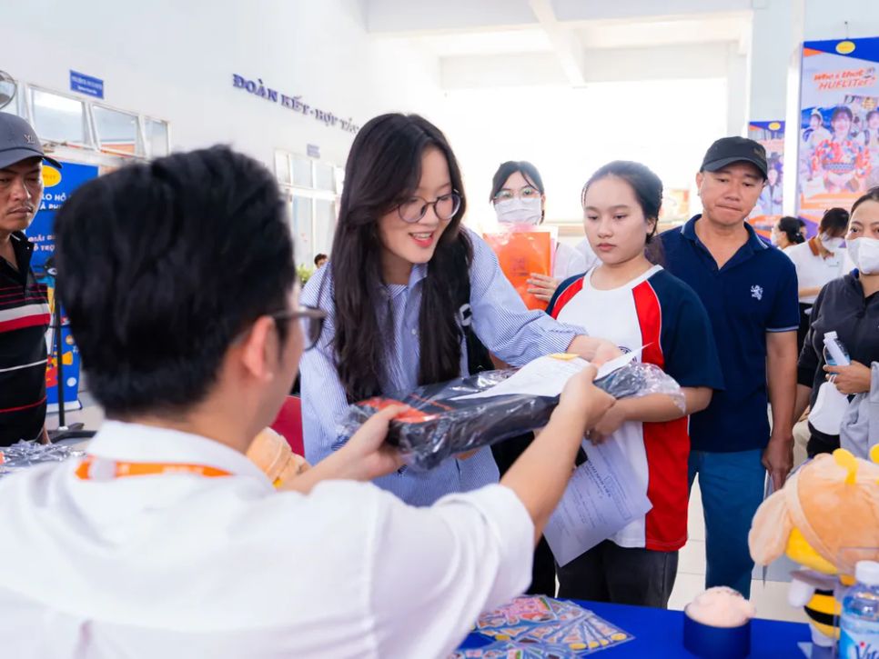 Điểm chuẩn vào HUFLIT từ 15-17 điểm Điểm chuẩn vào HUFLIT từ 15-17 điểm