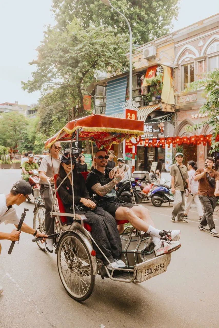 J Balvin chill chill phố phường Hà Nội trên xích lô. Ảnh: FBNV J Balvin chill chill phố phường Hà Nội trên xích lô. Ảnh: FBNV