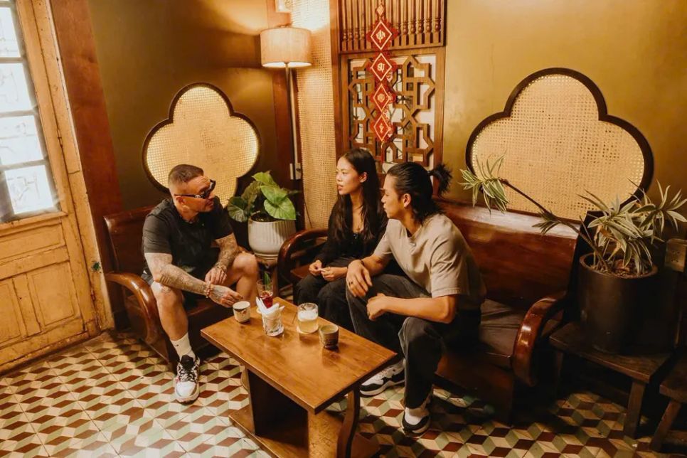 Nam ca sĩ thưởng thức cà phê Việt Nam. Ảnh: FBNV Nam ca sĩ thưởng thức cà phê Việt Nam. Ảnh: FBNV