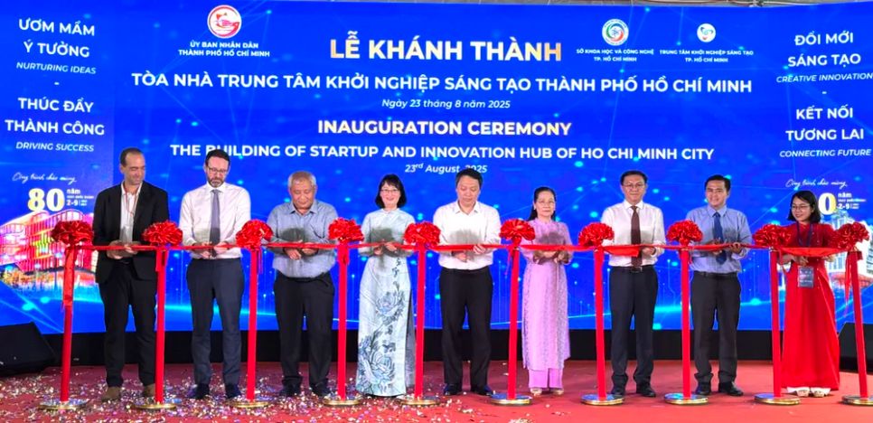 Cắt băng khánh thành công trình. Ảnh: Đình Dư