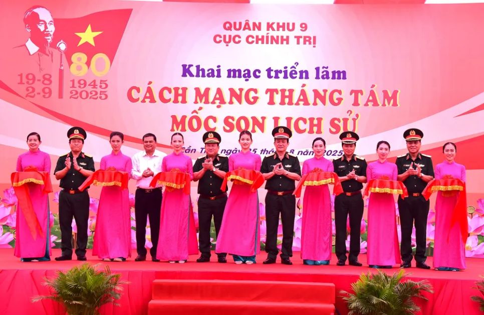 Các đại biểu cắt băng khai mạc triển lãm Các đại biểu cắt băng khai mạc triển lãm